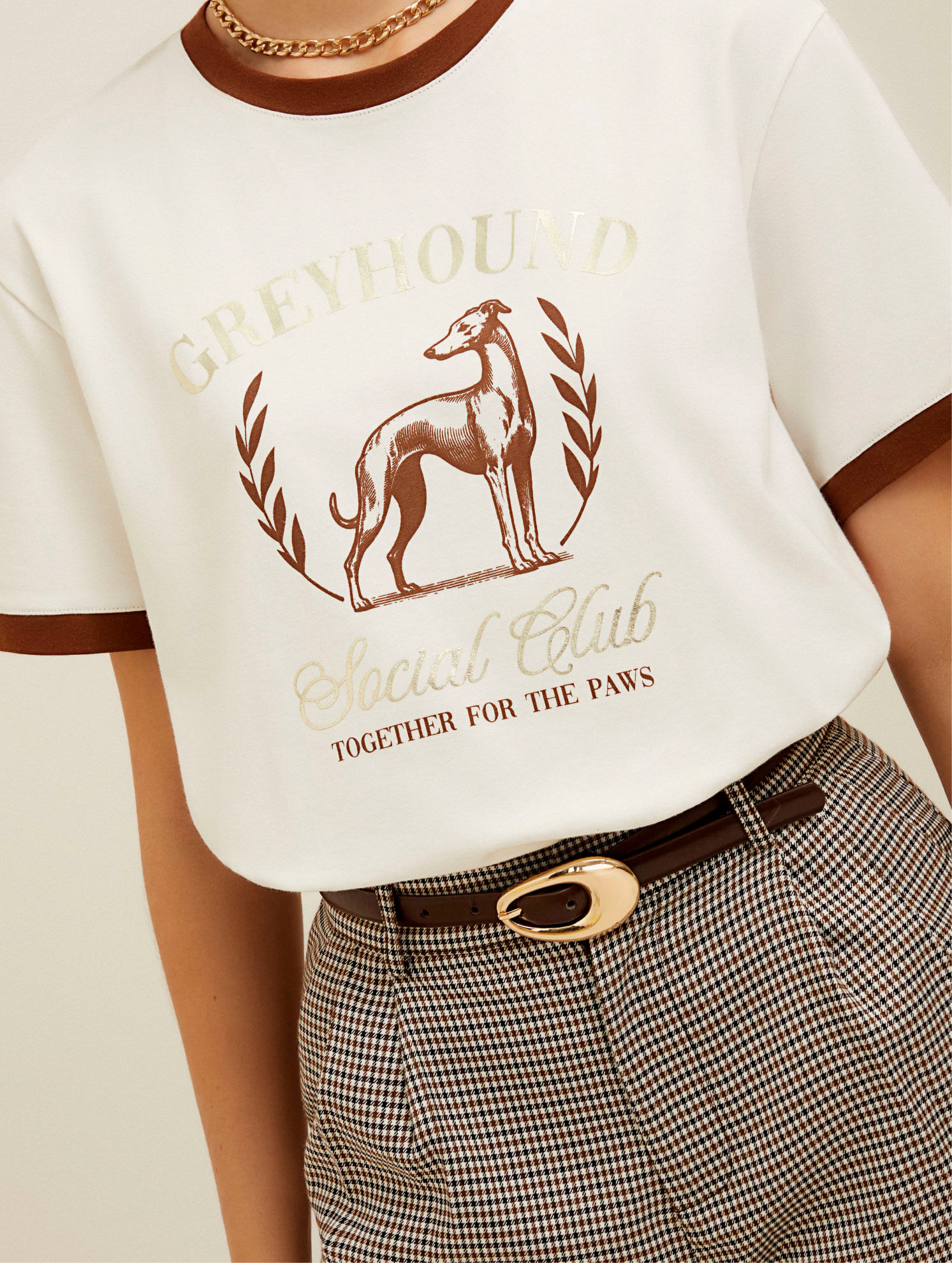 Foto en plano entero de modelo usando camiseta blanca básica de mujer de la marca ELA