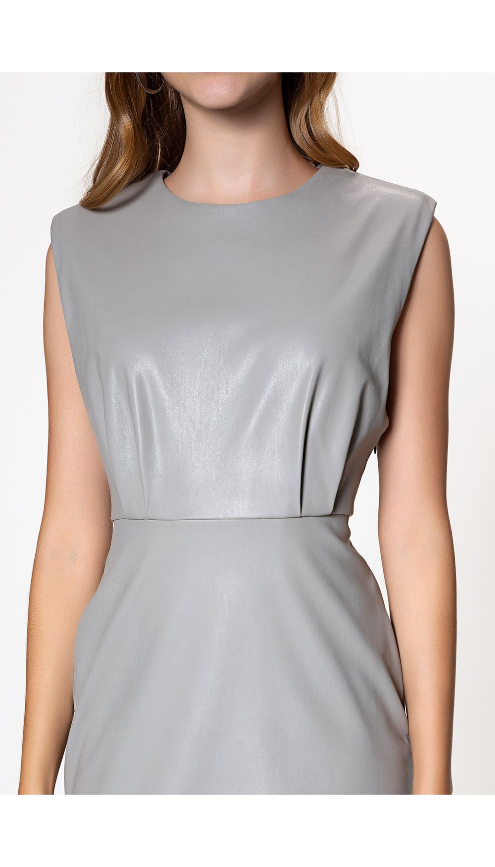 Vestido sisa con hombreras en pu