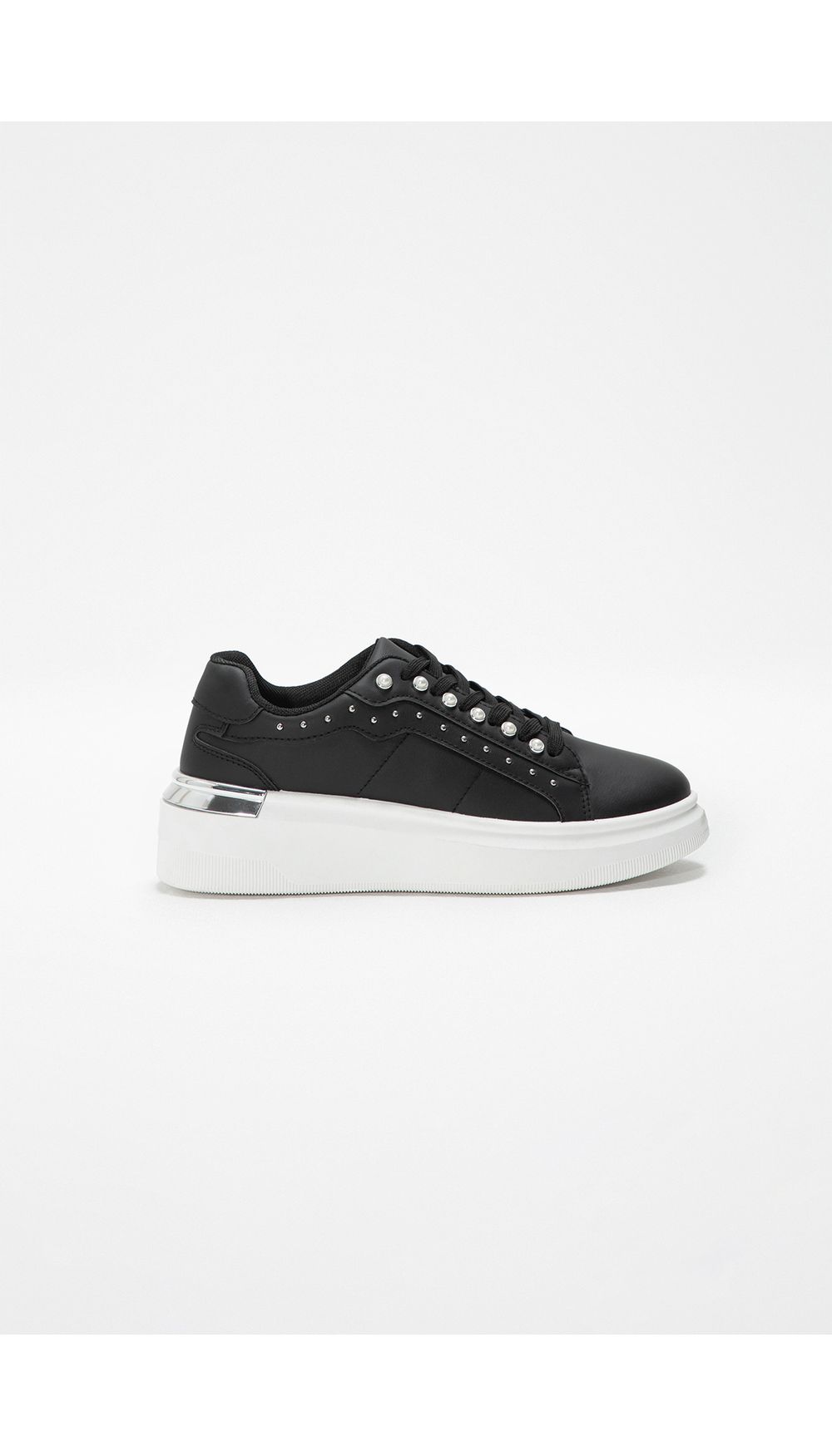 Tenis con placa y perlas en capellada