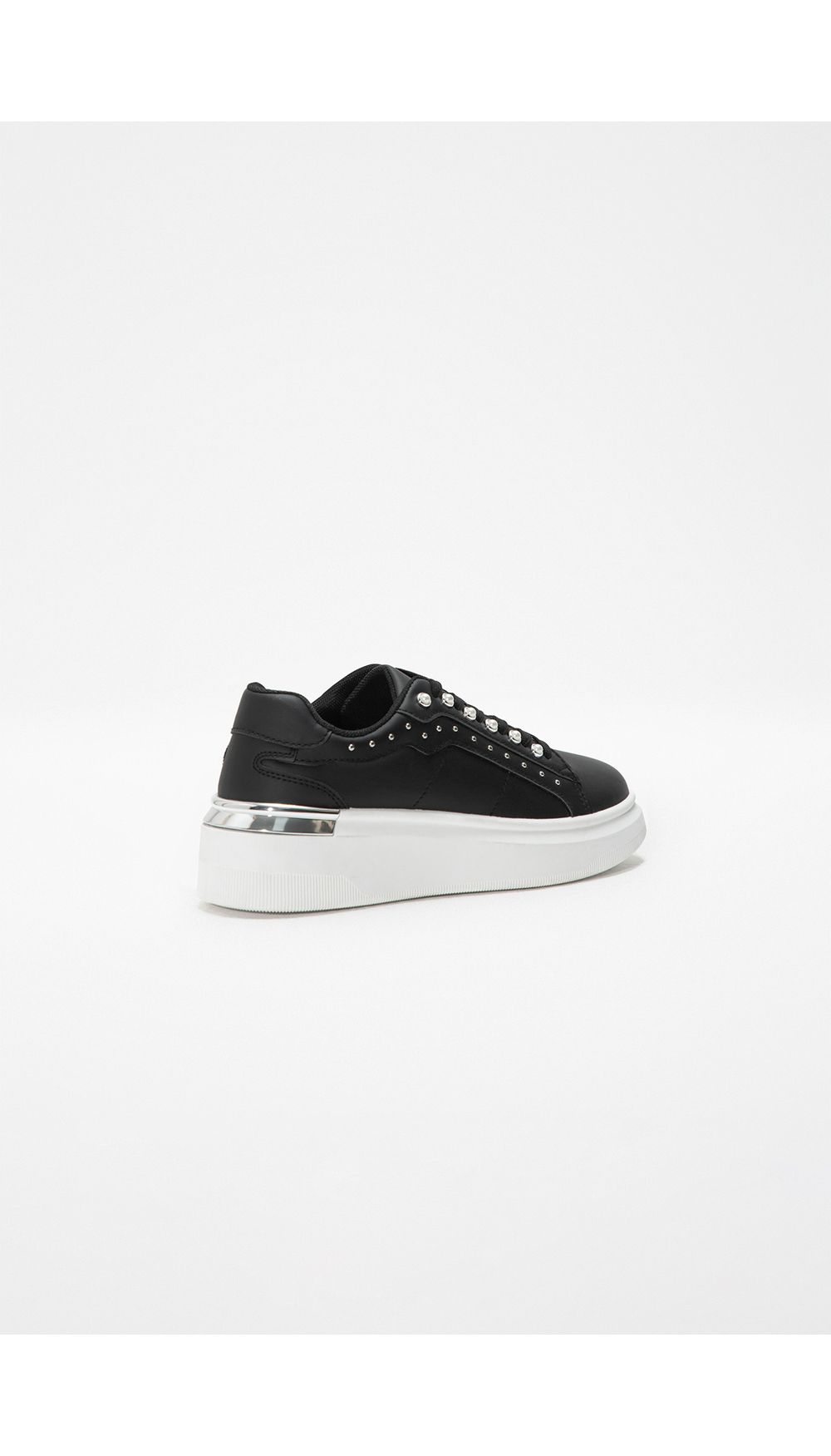 Tenis con placa y perlas en capellada