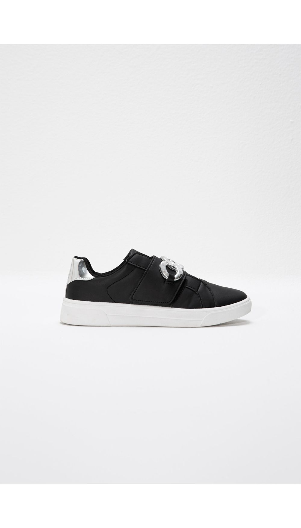 Tenis con cadena en capellada