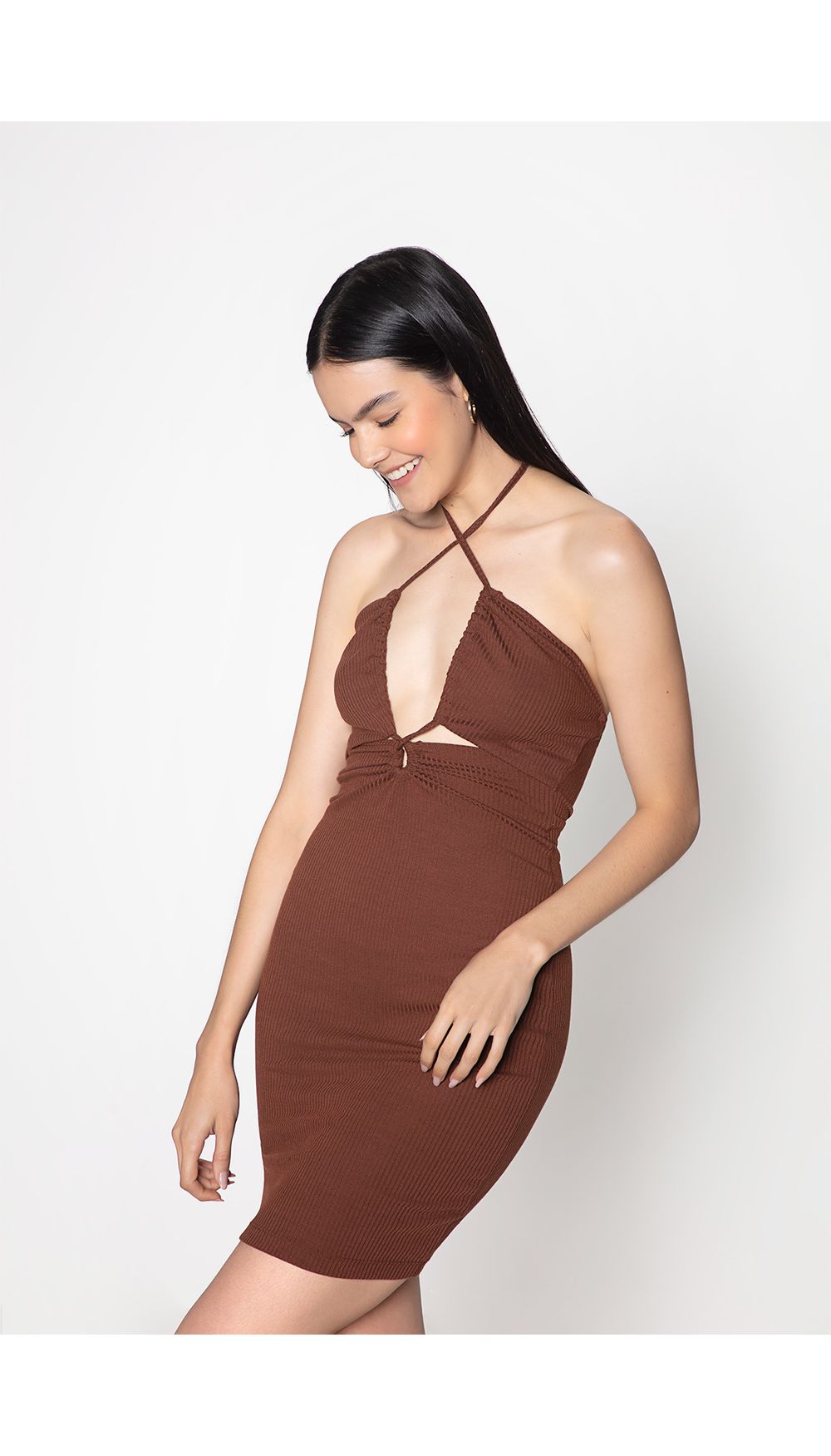 Vestido corto con aberturas en frente
