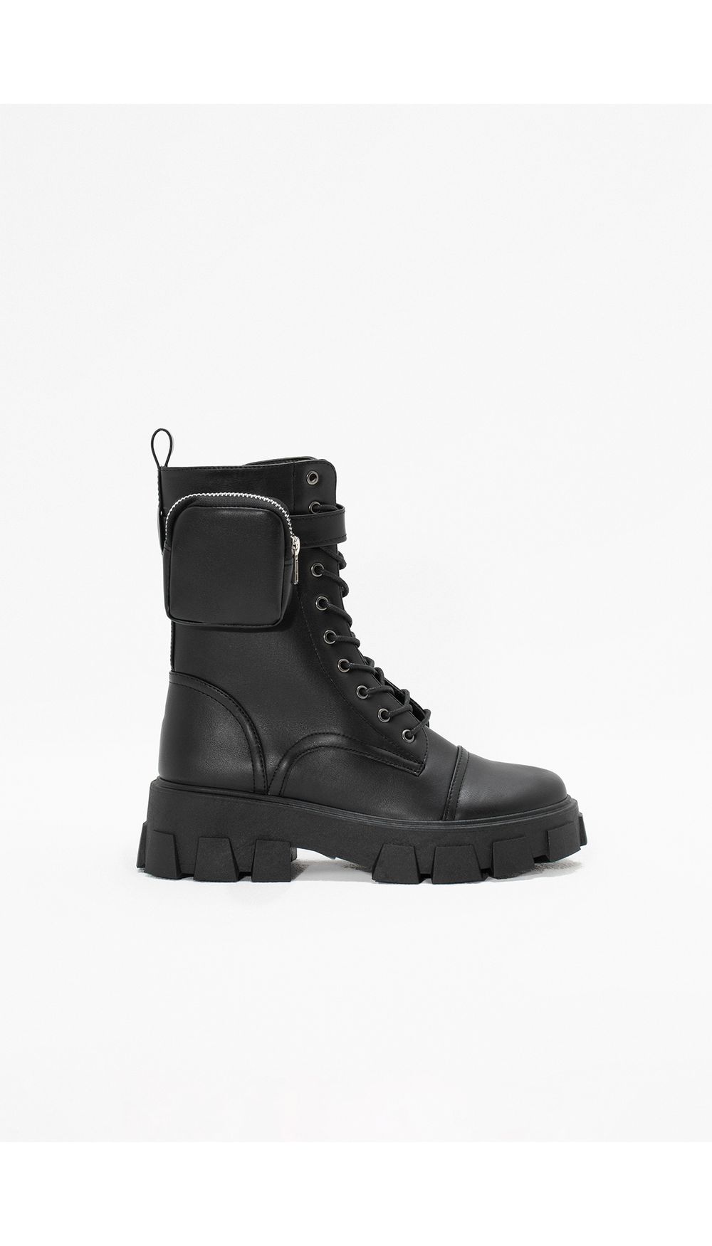 Botin suela track con detalle en capella