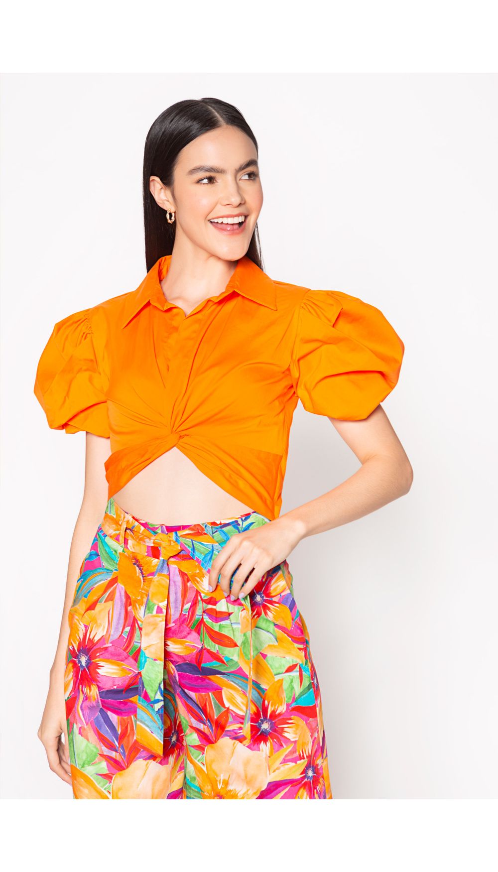 Blusa crop entorchada con manga corta