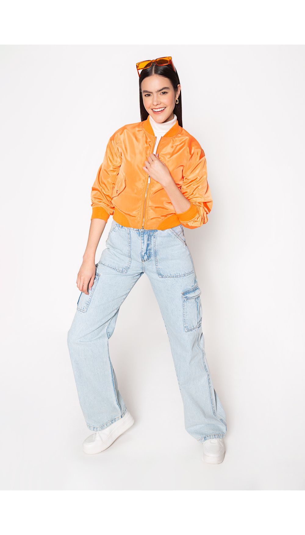 Chaqueta puffer con detalle de broche en
