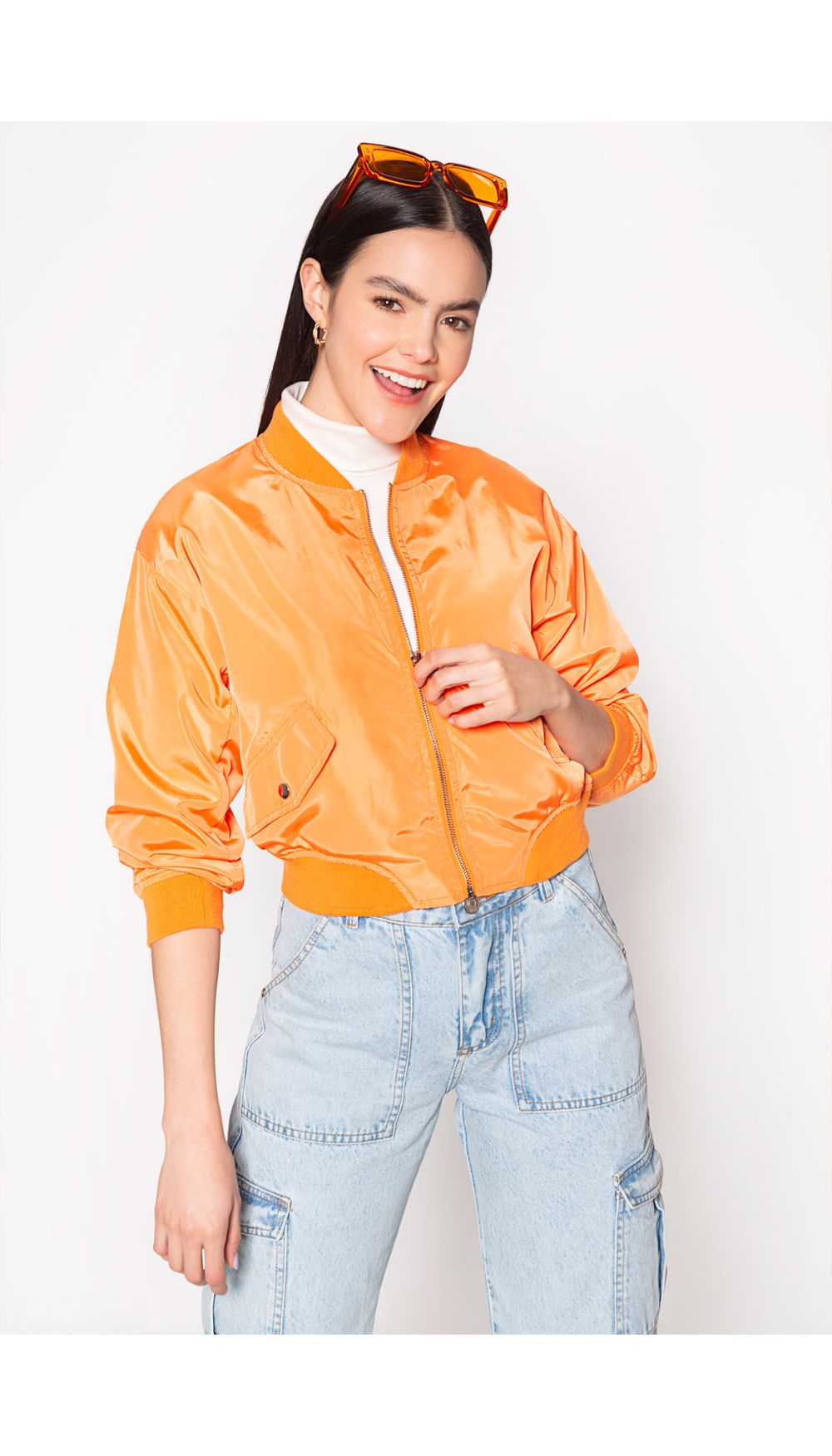 Chaqueta puffer con detalle de broche en