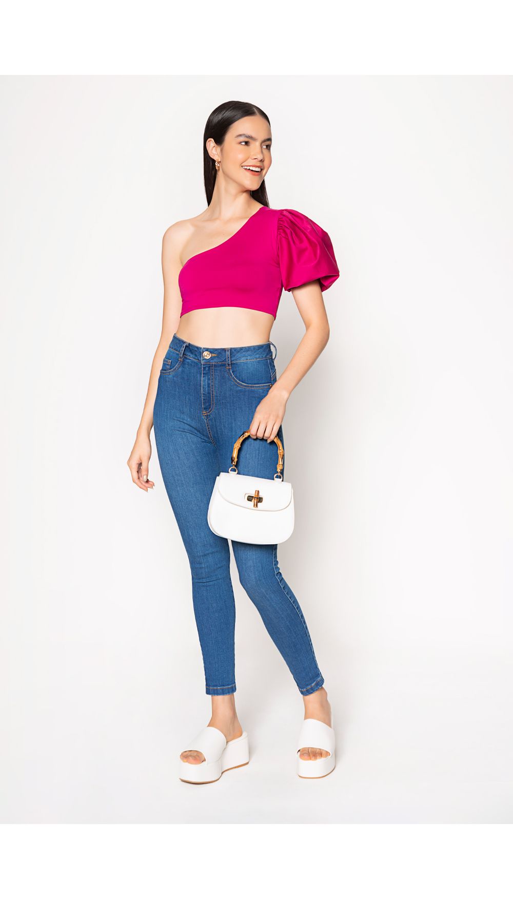 Blusa crop solo hombro con nudo en costa