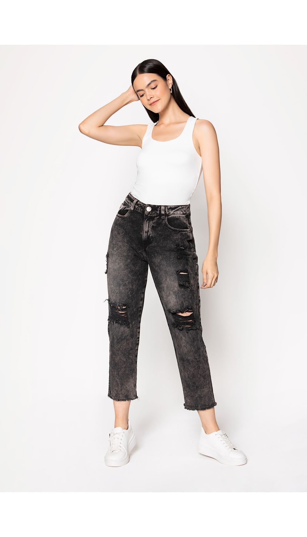 Jeans momfit negro tiro alto con rotos.