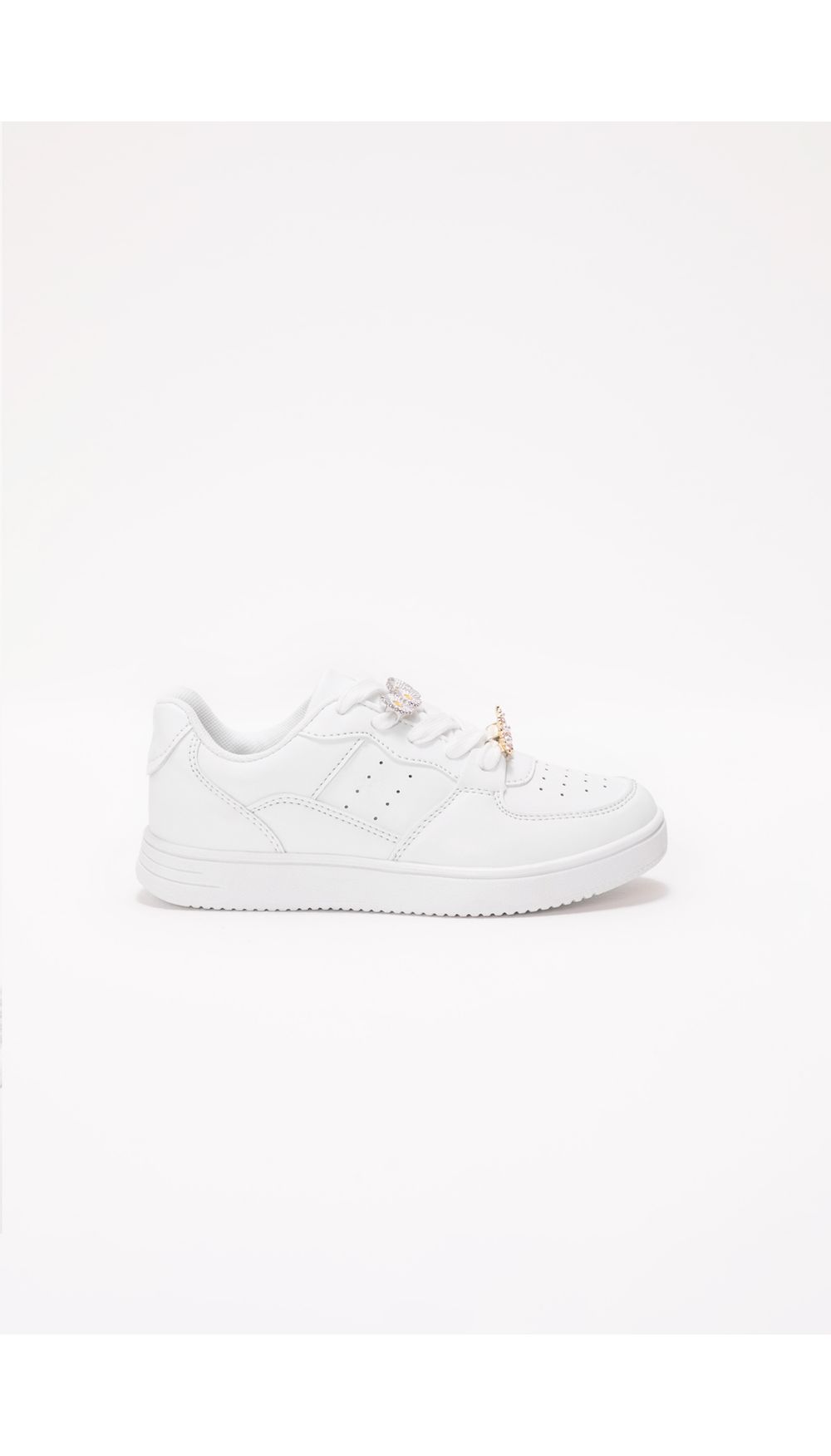 Tenis blancos con apliques en cordones