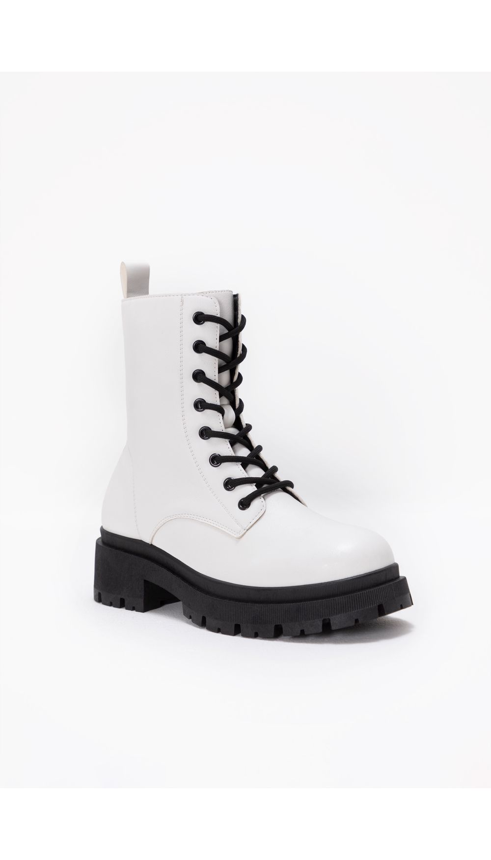 Bota tipo combat con cordón