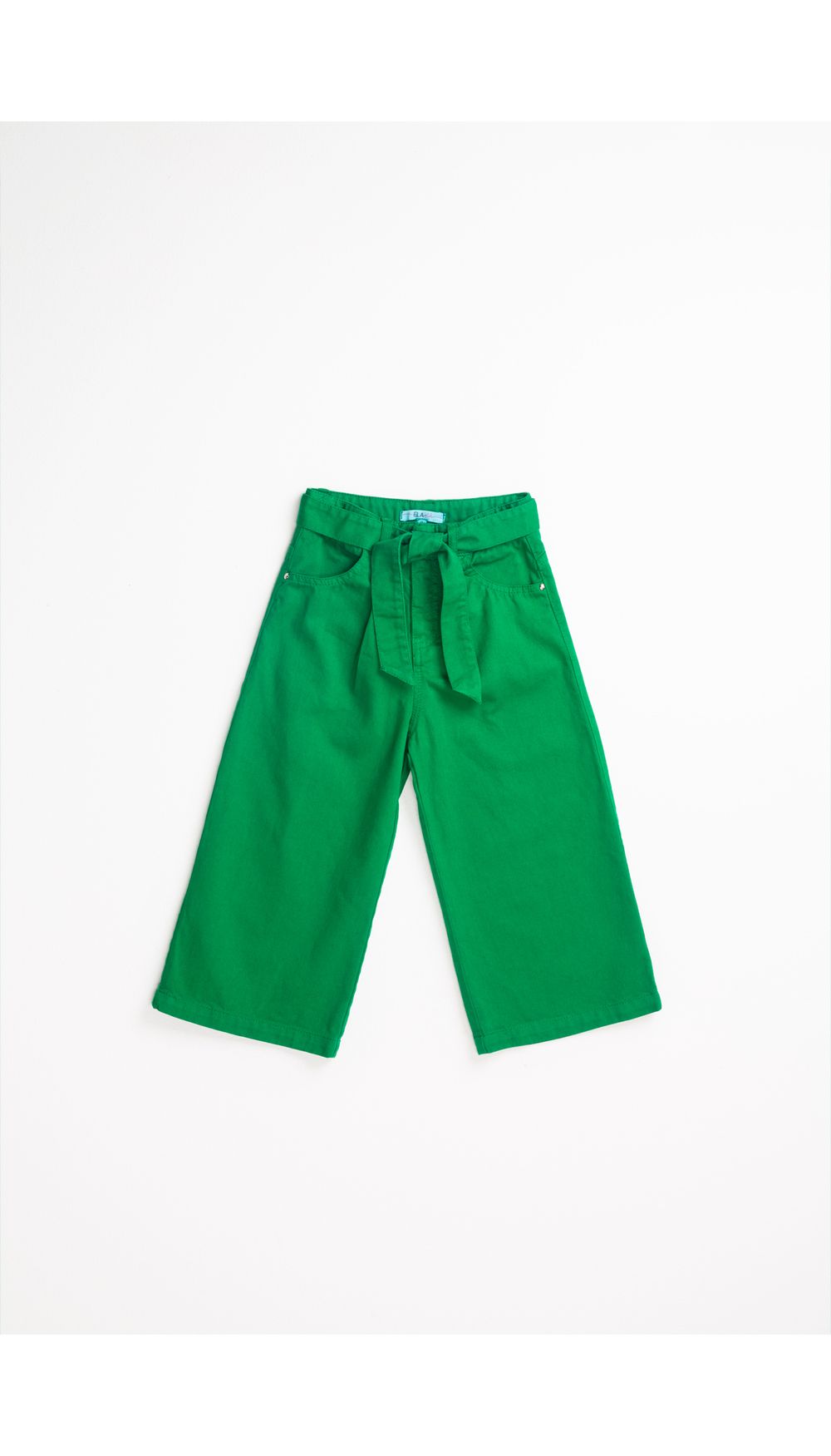 Jeans culotte unicolor con cinturón.