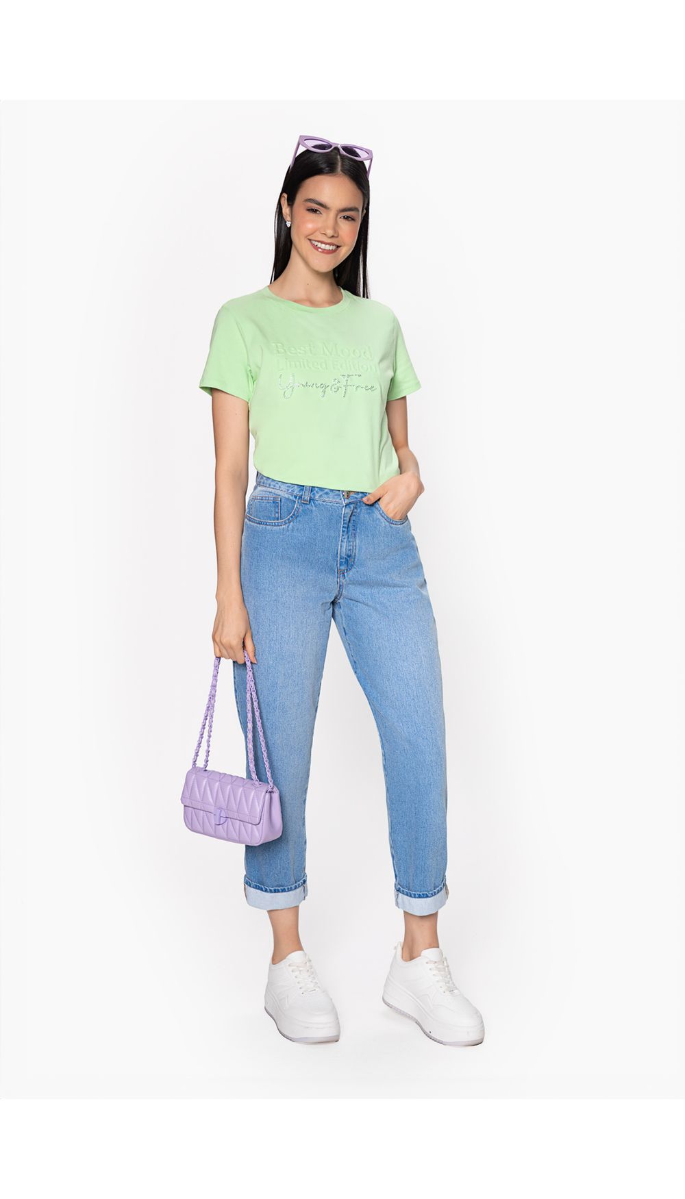 Camiseta con relieve y apliques hot fix