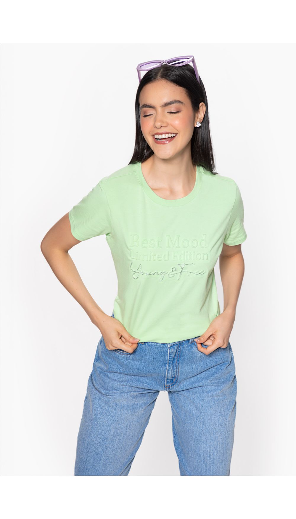 Camiseta con relieve y apliques hot fix