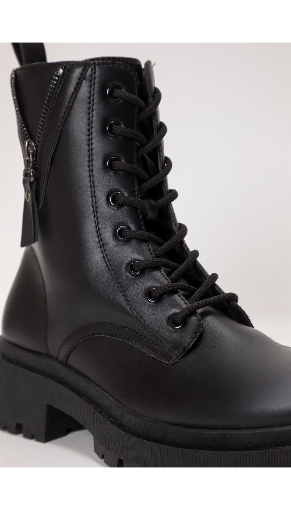 Bota combat con cierre decorativo