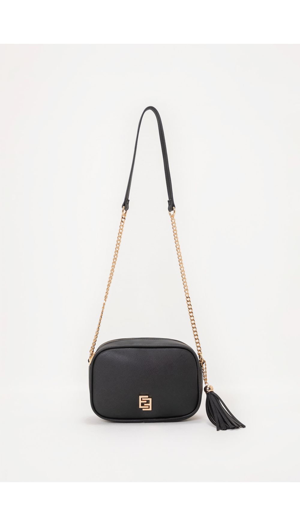 Bolso con borla y logo