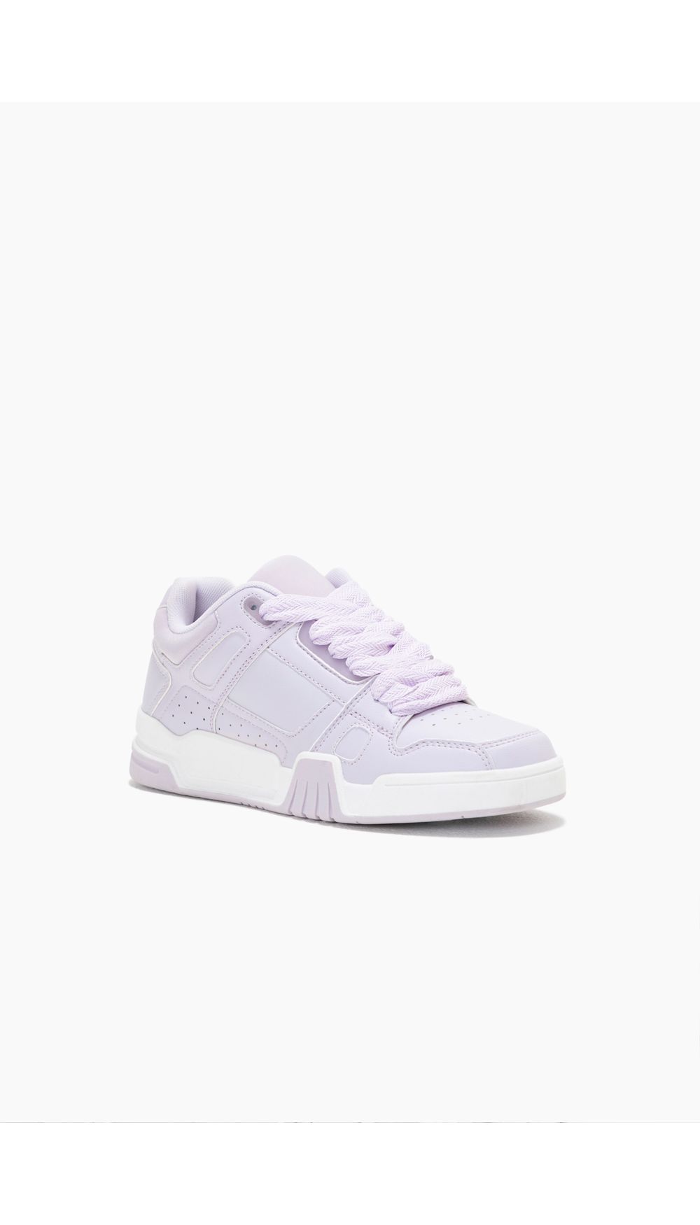 Tenis con suela renovada y cordones grue
