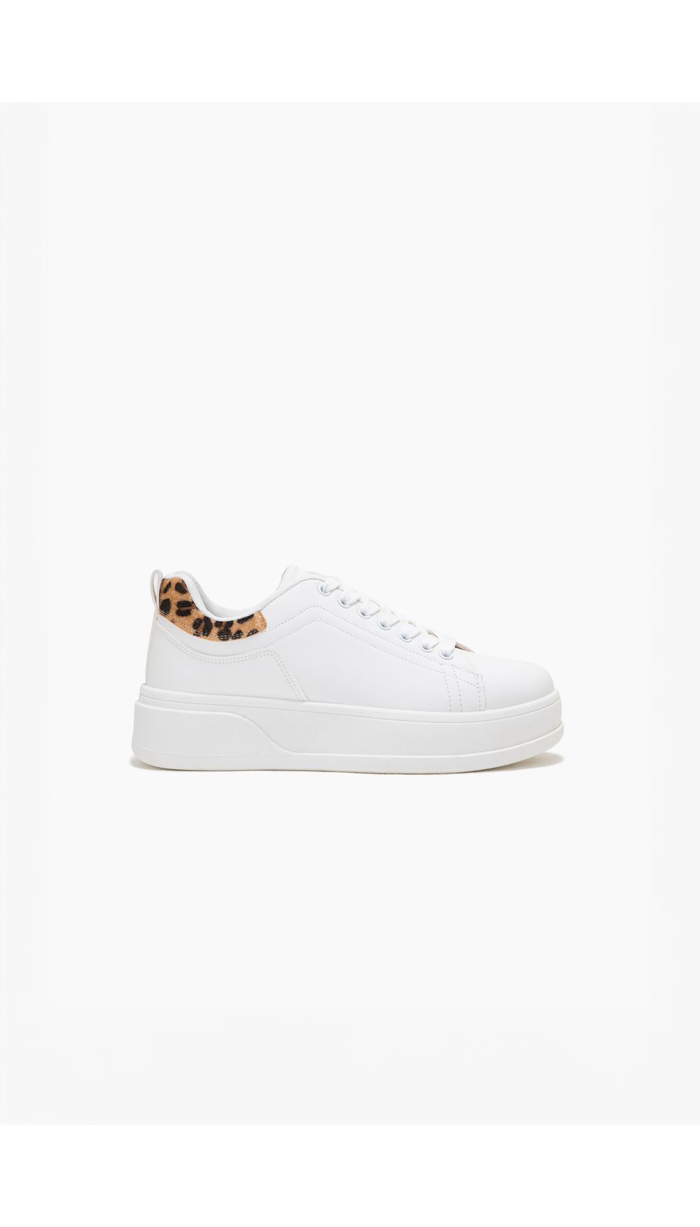 Tenis con animal print en talonera