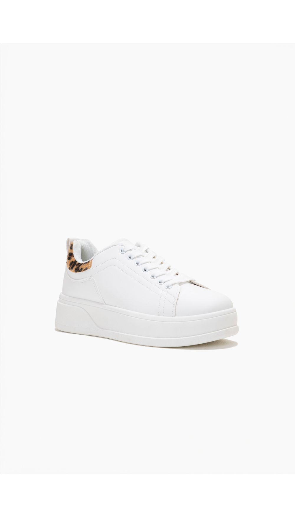 Tenis con animal print en talonera