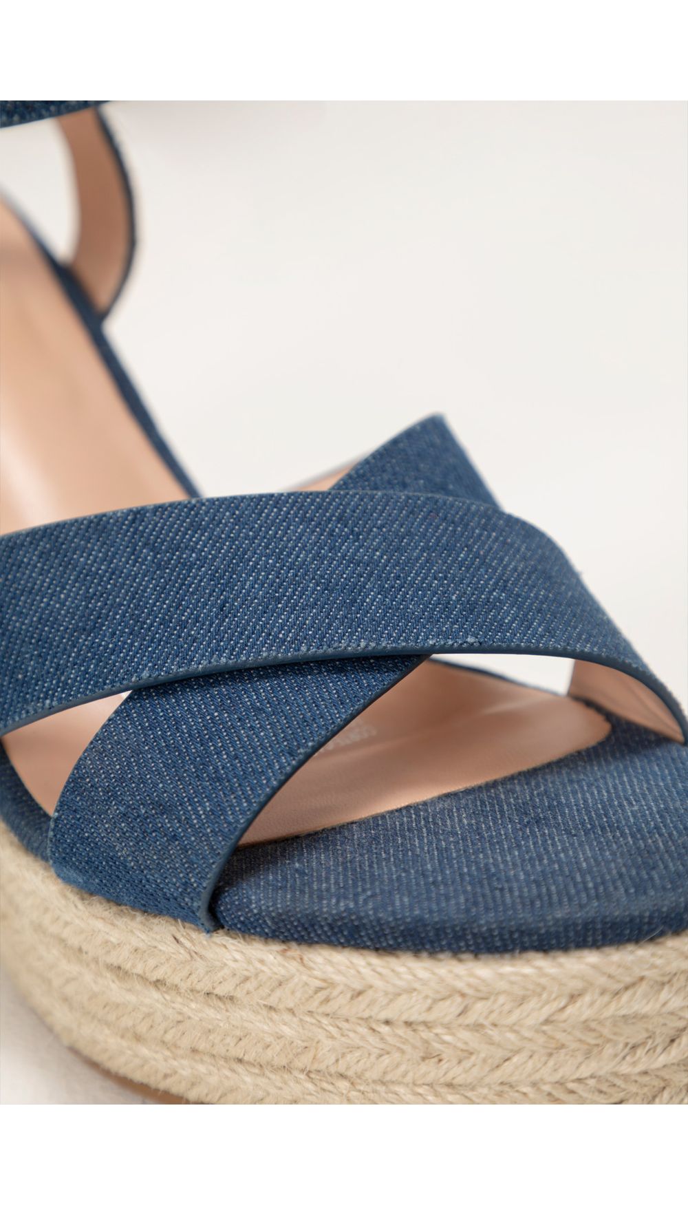 Plataforma en denim con yute