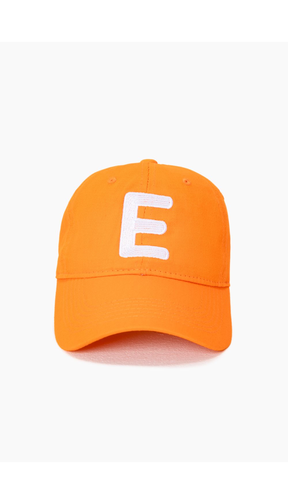 Gorra con letra e en el frente