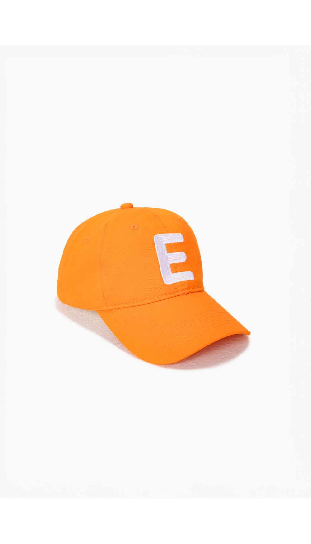 Gorra con letra e en el frente