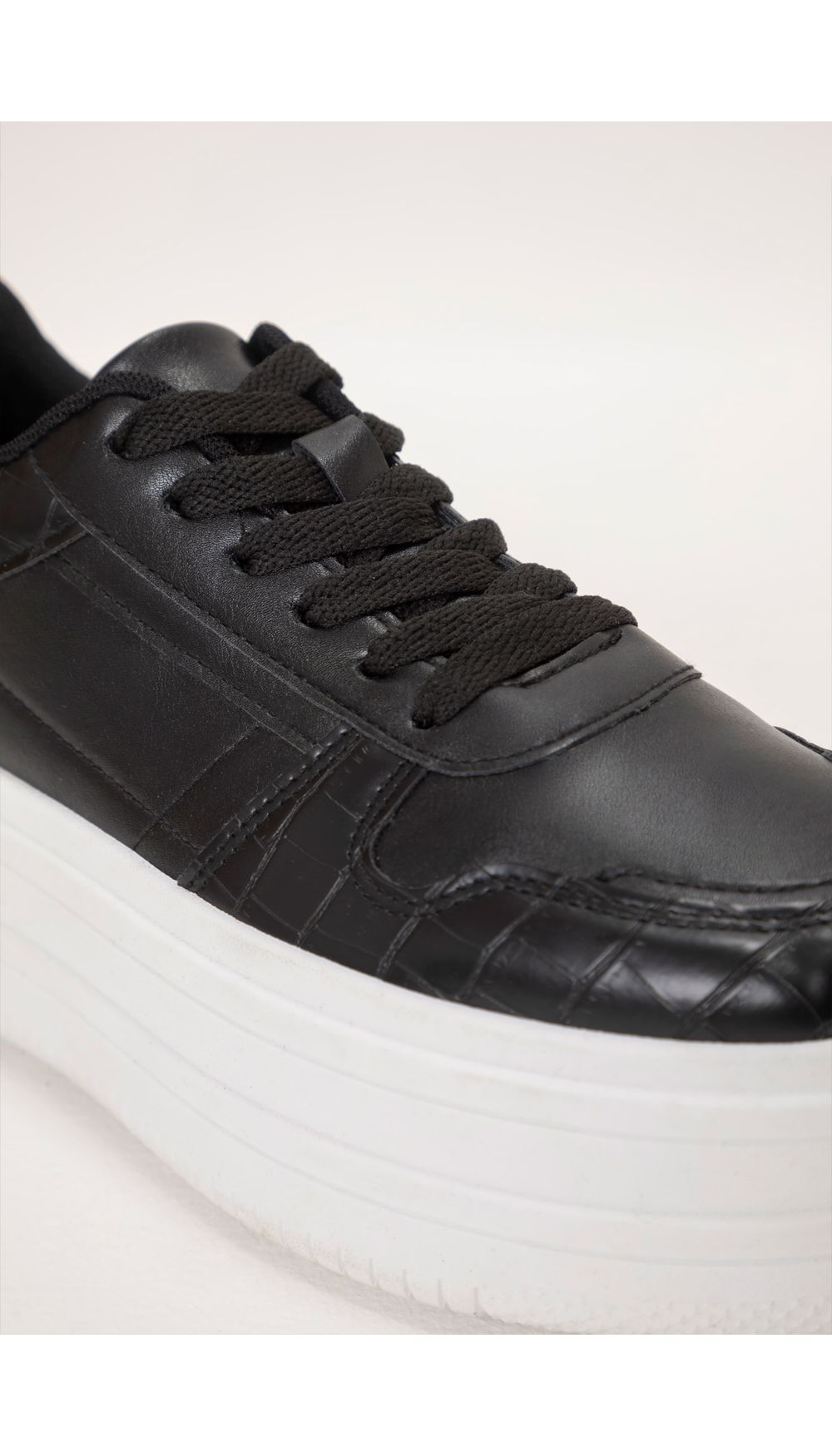 Tenis doble plataforma con detalles en c