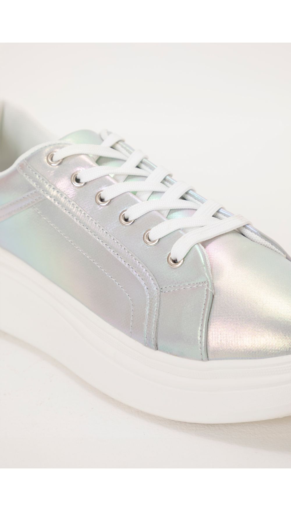Tenis iridiscente con plataforma