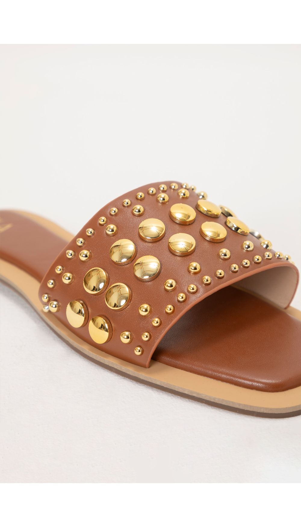 Sandalia plana con taches