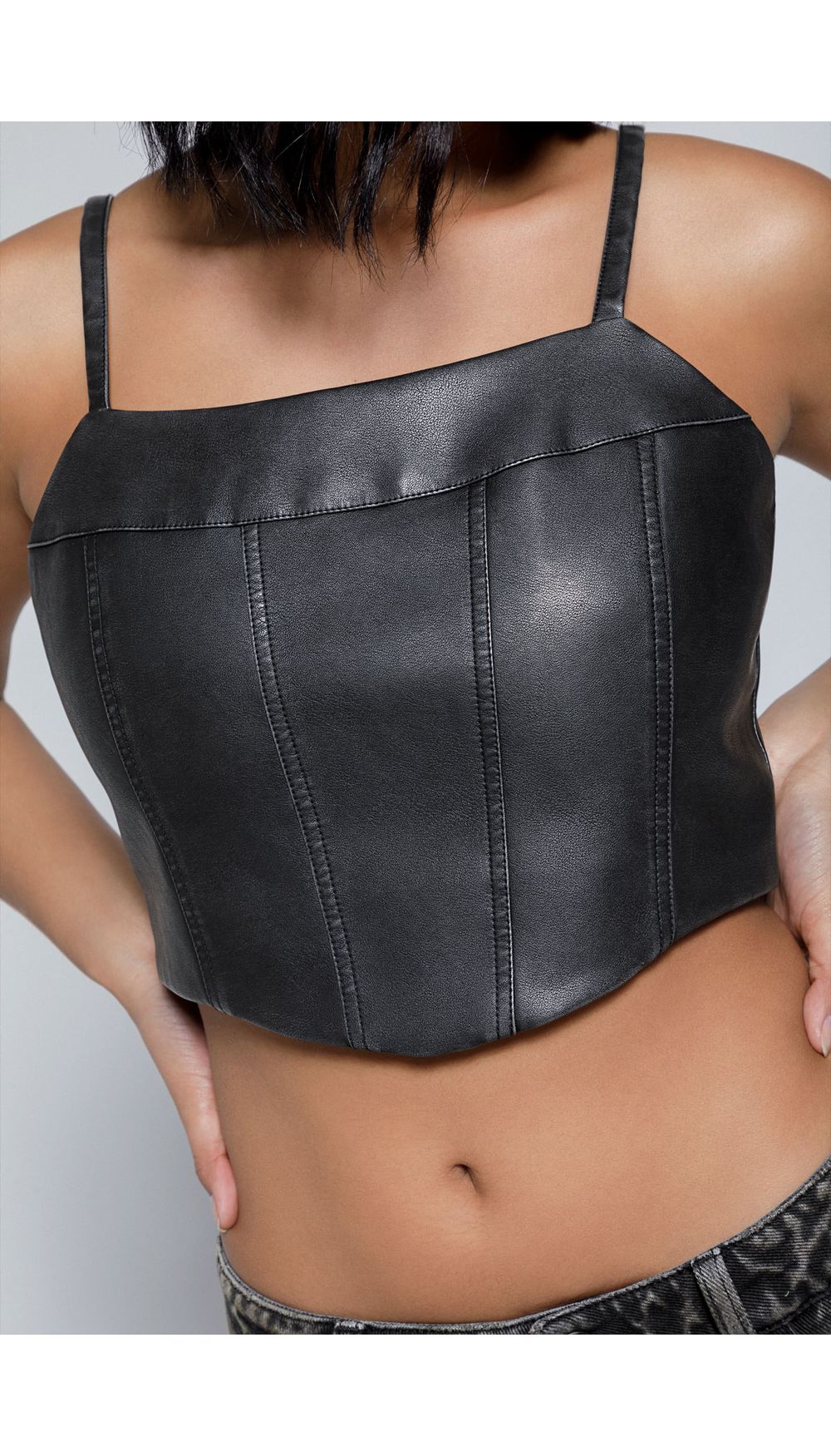 Crop top tipo corset en polipiel con efe
