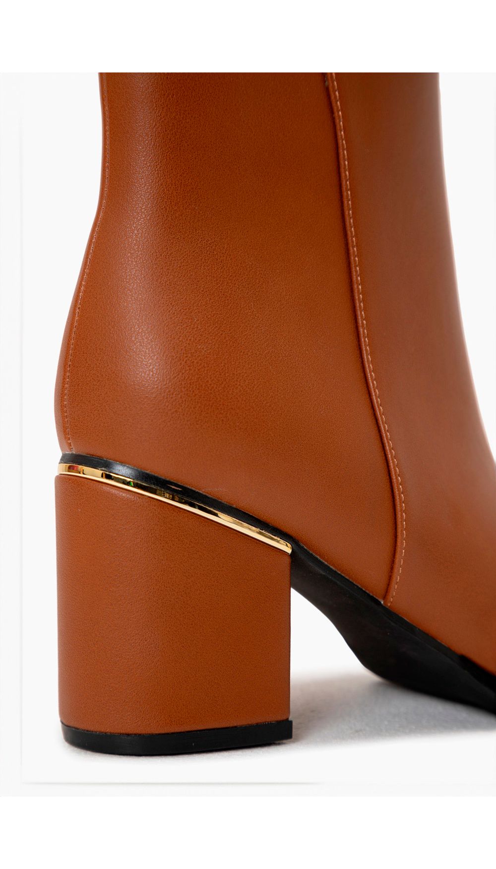 Botin  con detalle  metalico en tacón