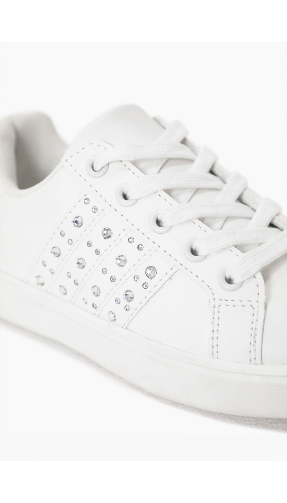 Tenis con apliques de brillo