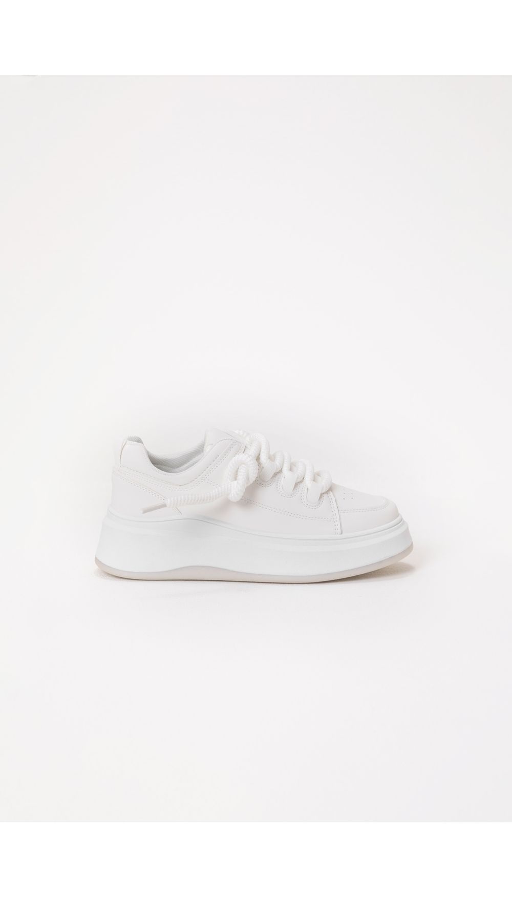 Tenis con cordones gruesos renovados