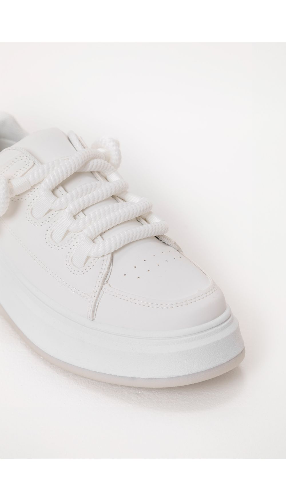 Tenis con cordones gruesos renovados