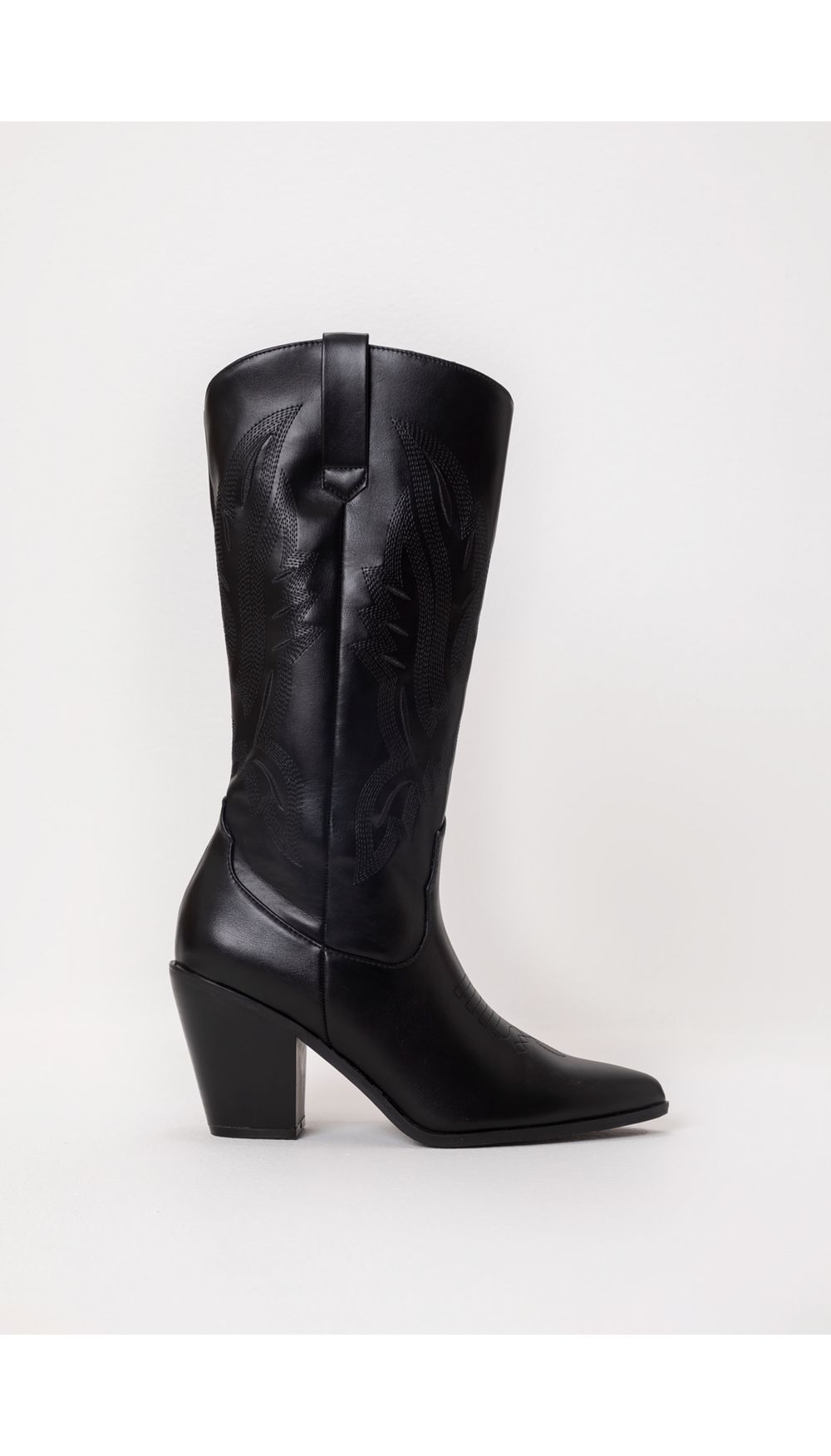 Bota tipo western con bordados en contra
