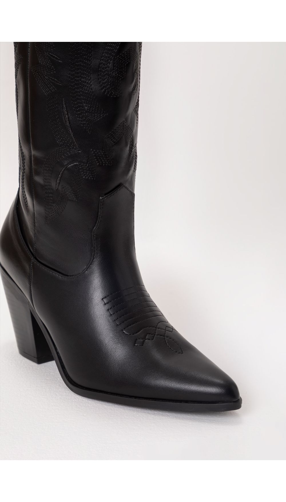 Bota tipo western con bordados en contra