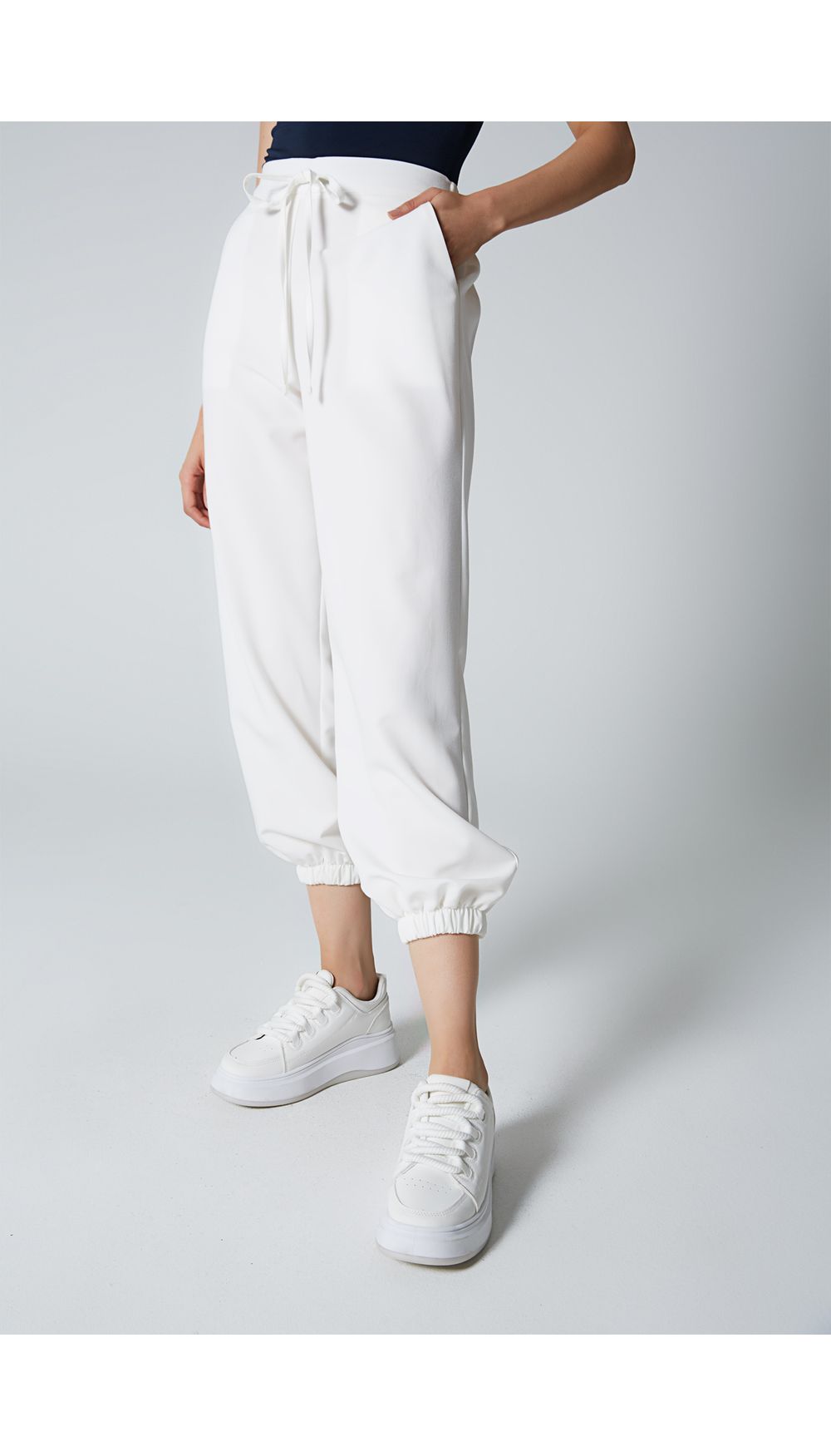 Pantalon tipo jogger con ruche en pretin
