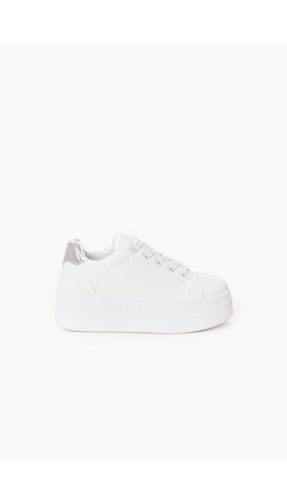 Tenis con plataforma y suela marcada