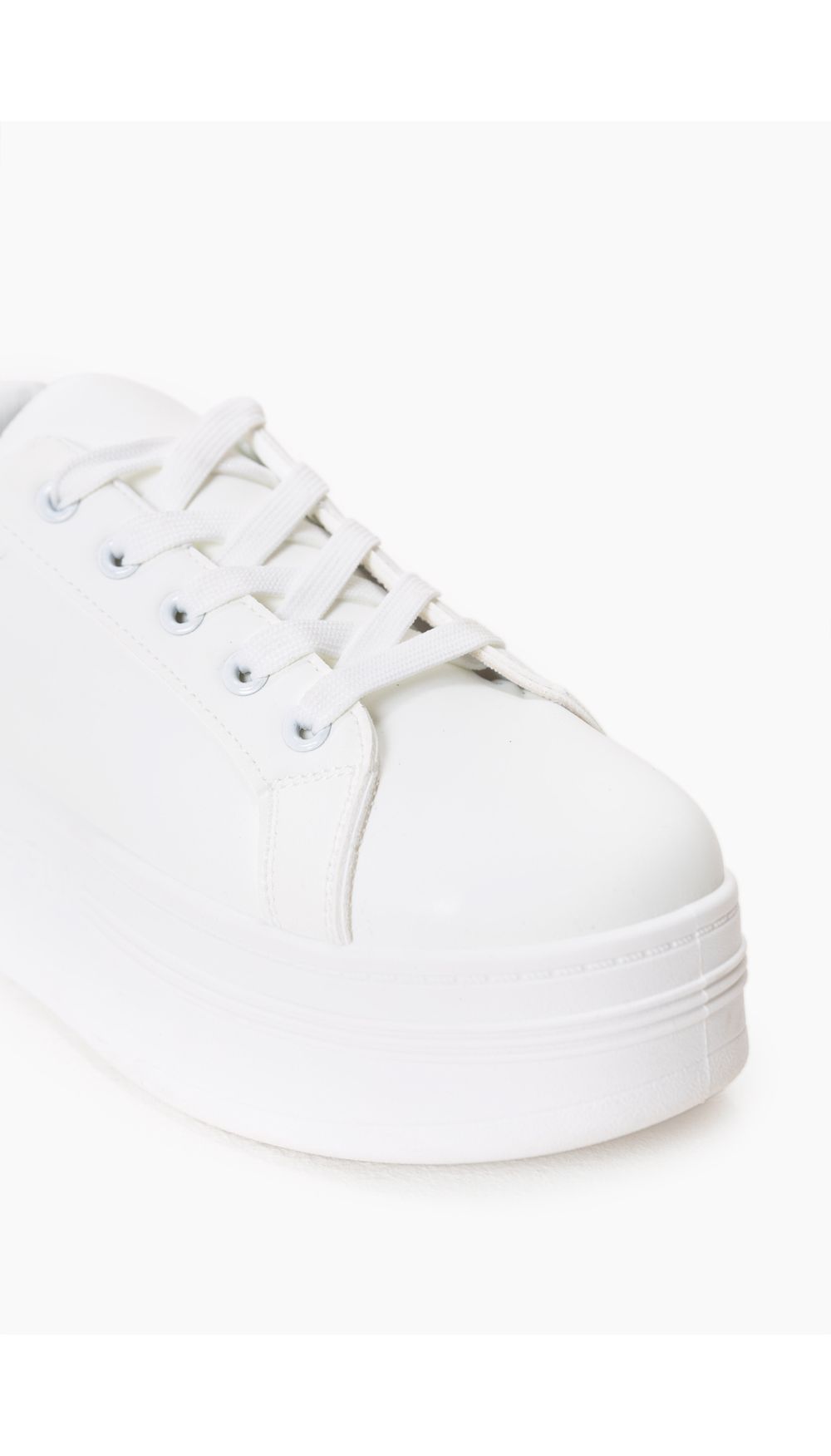 Tenis con plataforma y suela marcada