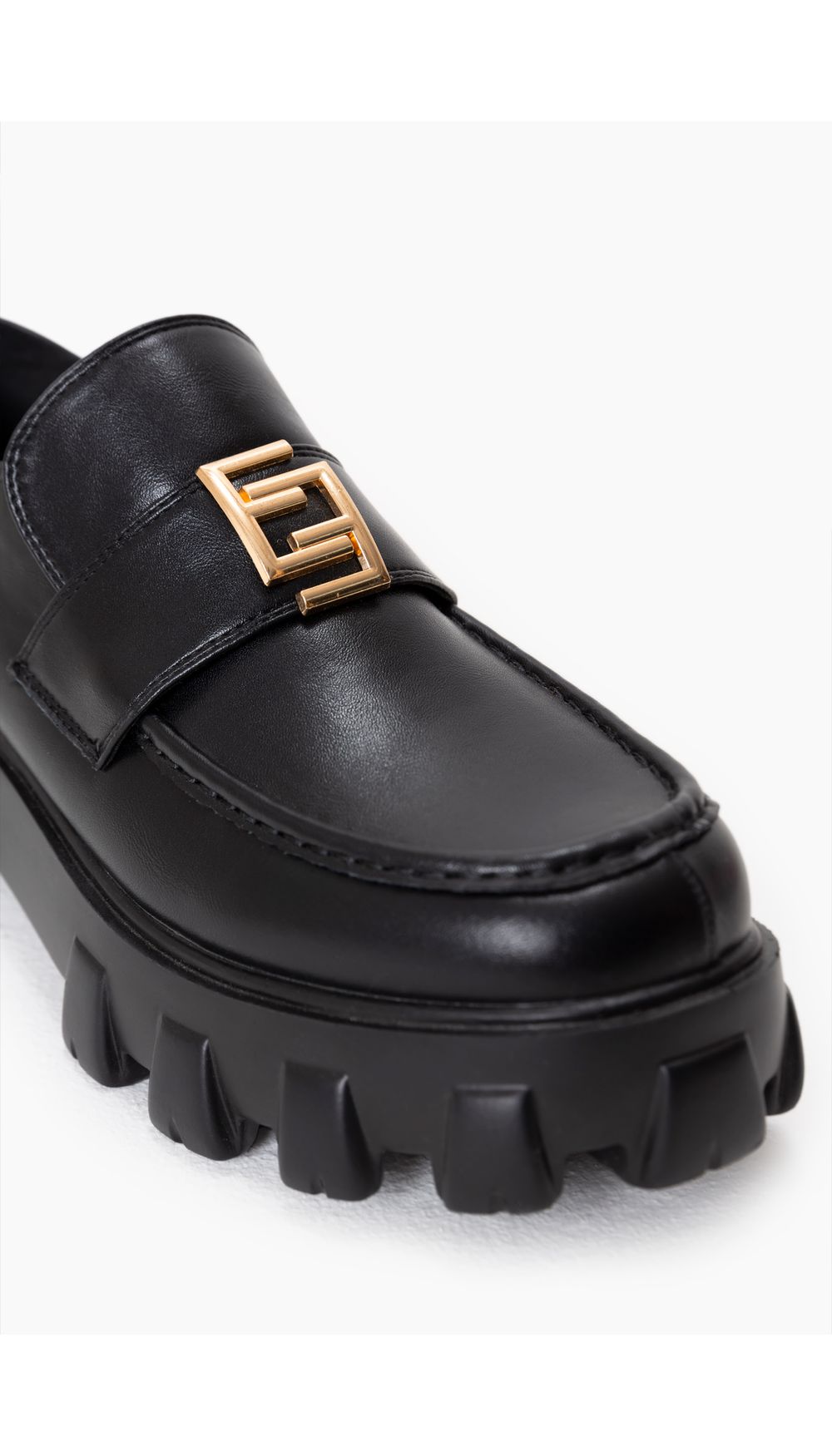Mocasin con metal plate en capellada