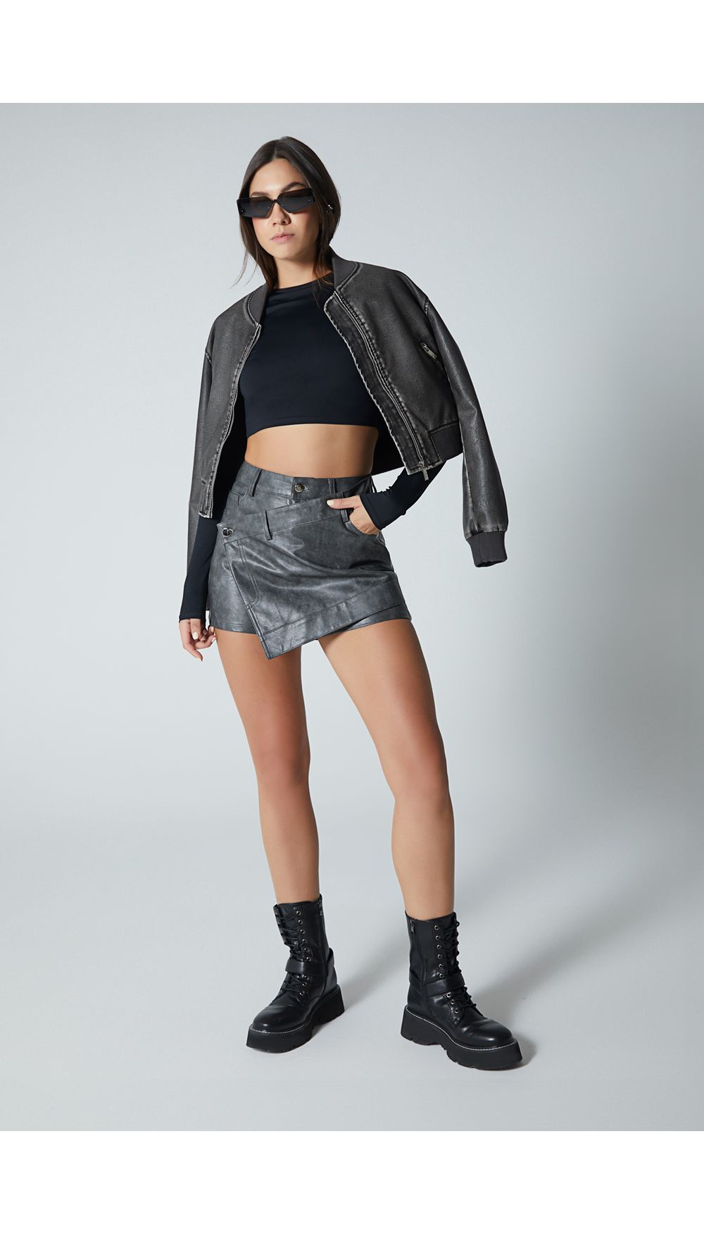 Falda short en pu envejecido con pretina