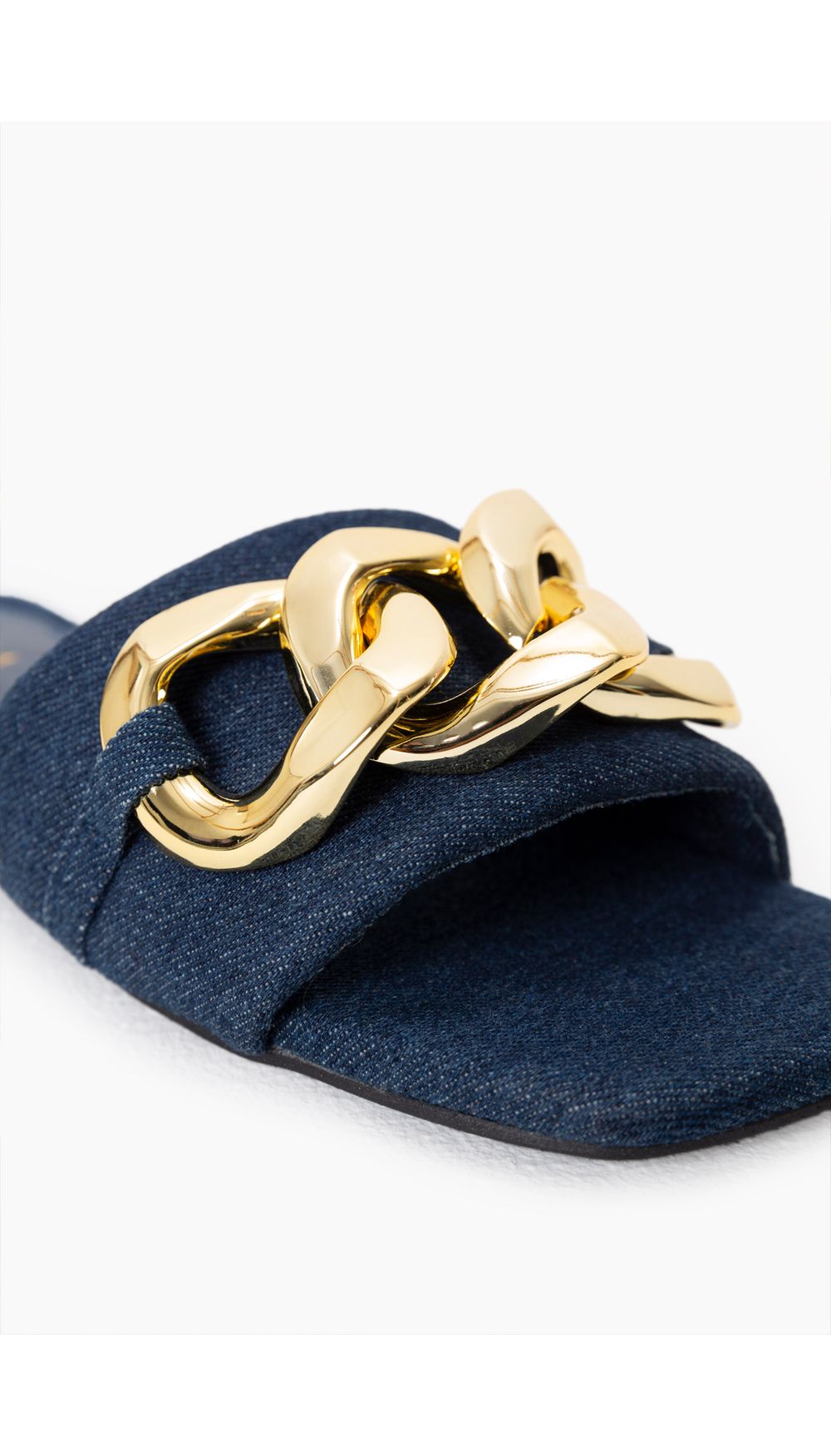 Sandalia plana con cadena chunky  en cap