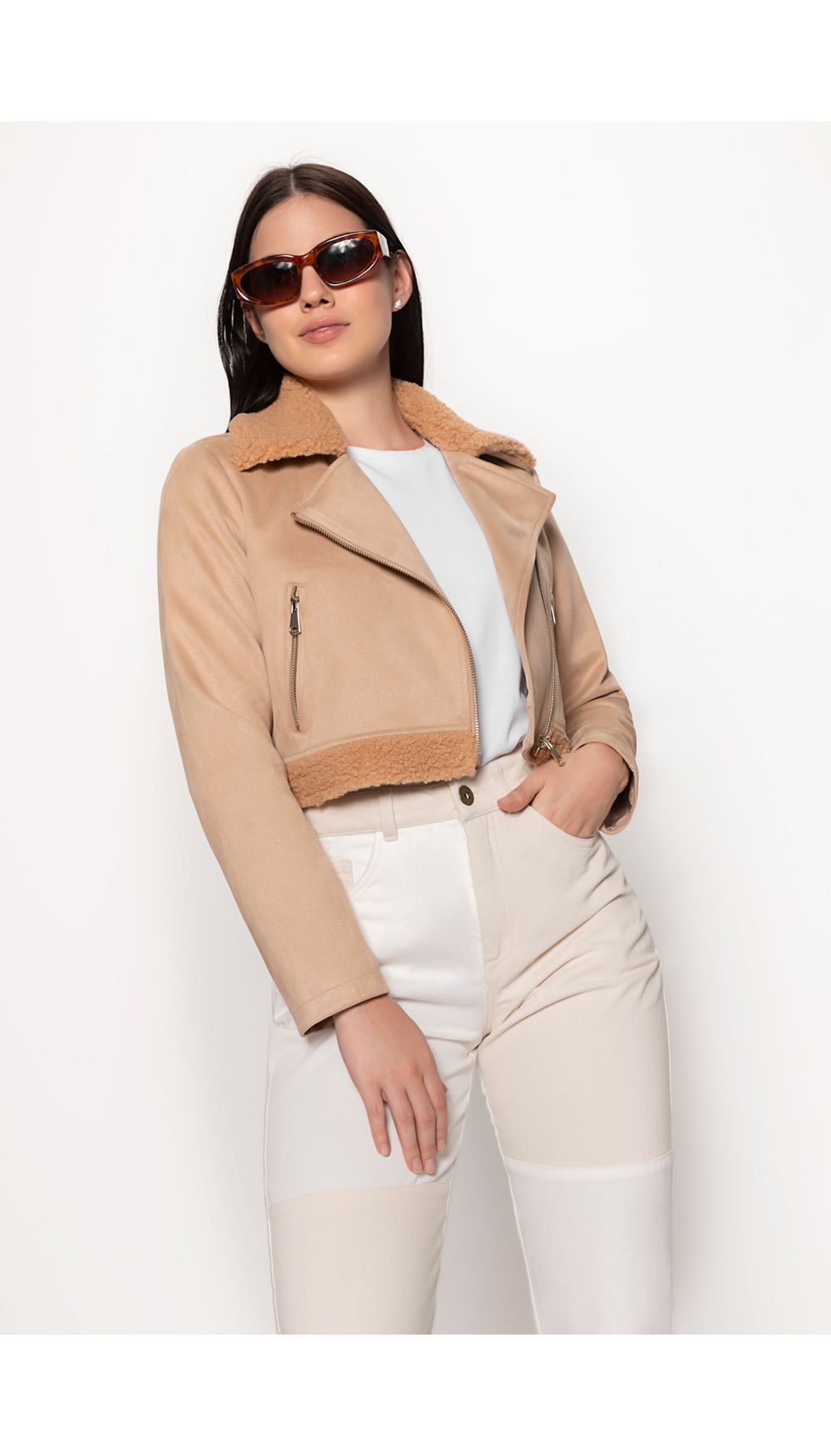Chaqueta crop en suede con aplique en te