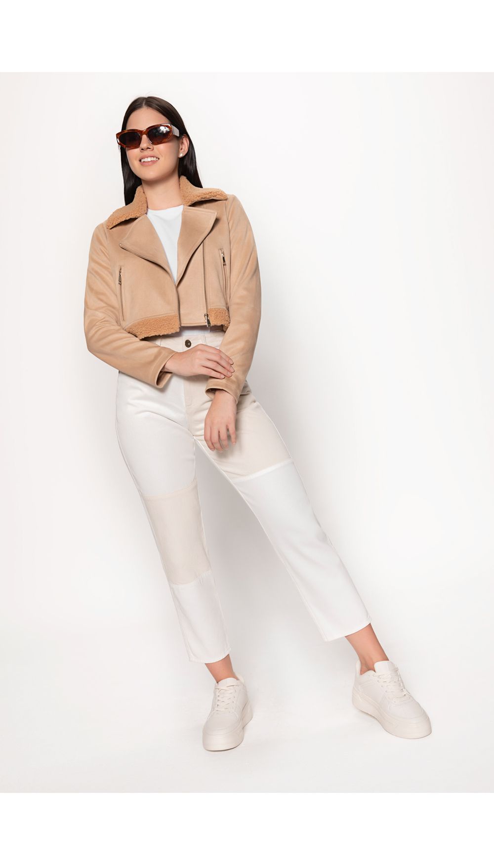 Chaqueta crop en suede con aplique en te