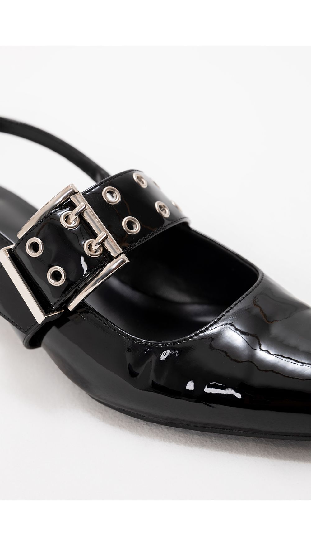 Stiletto con hebilla y ojaletes