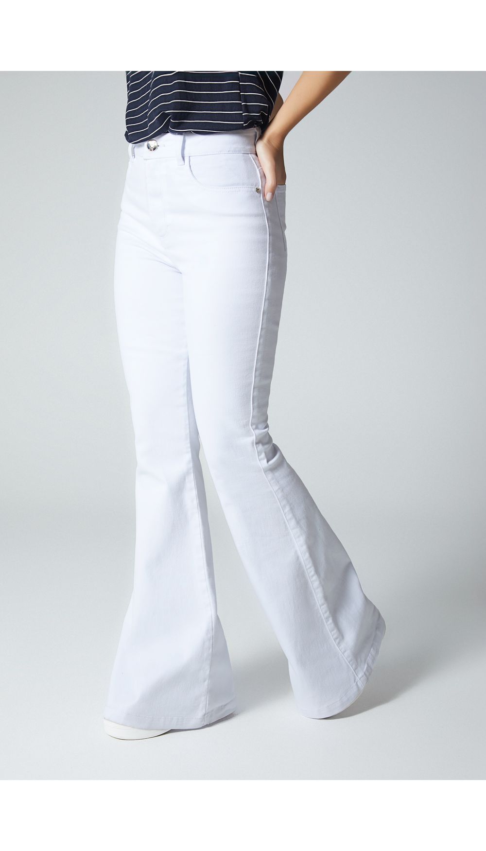 Jean bota campana tiro alto blanco basic
