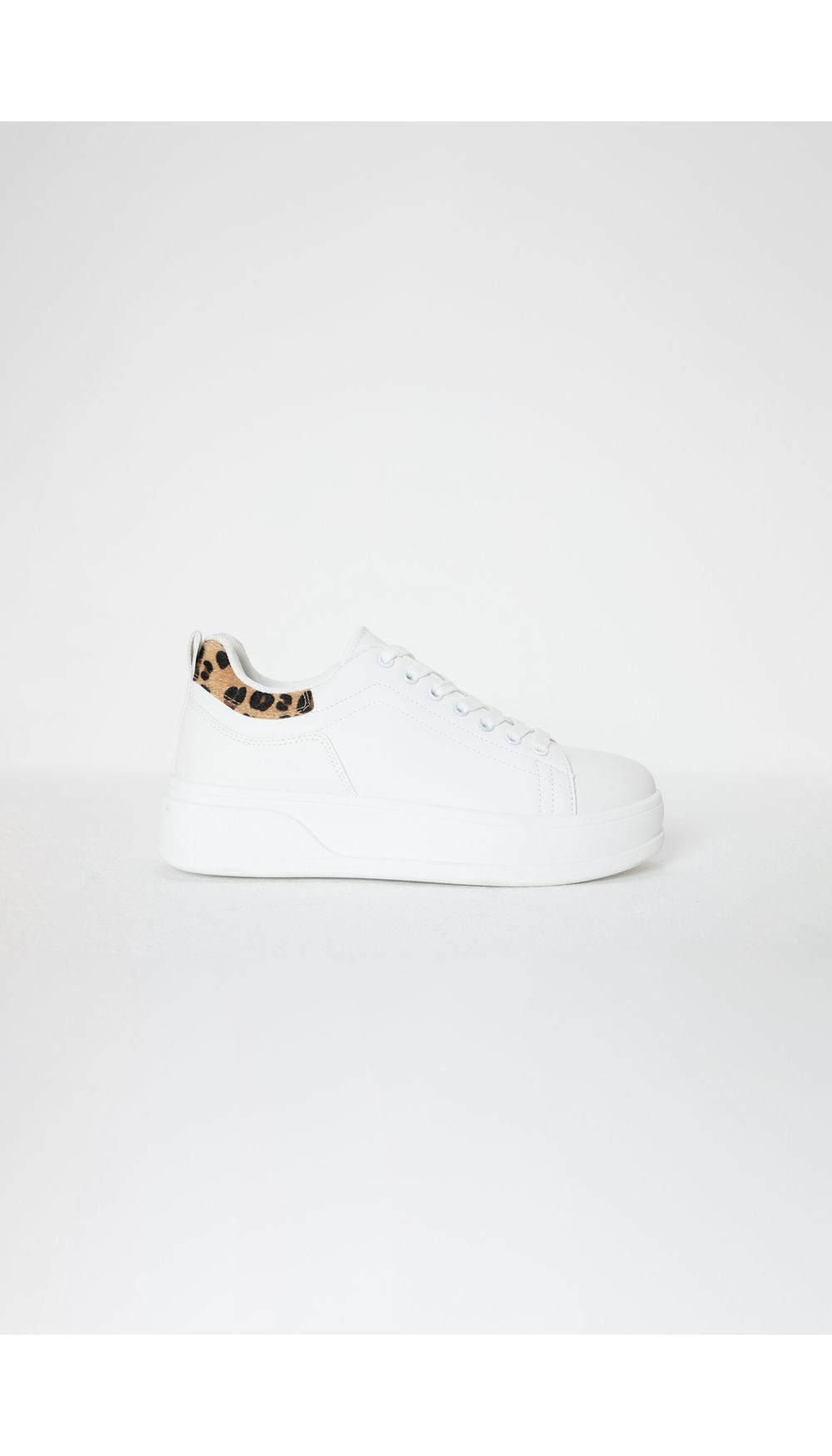 Tenis con animal print en talonera