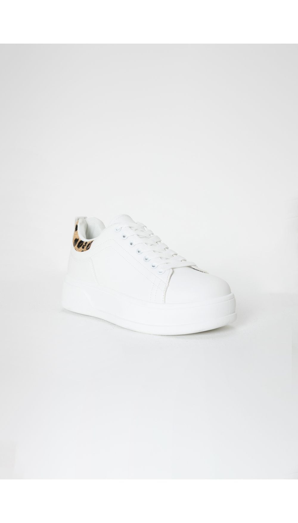 Tenis con animal print en talonera