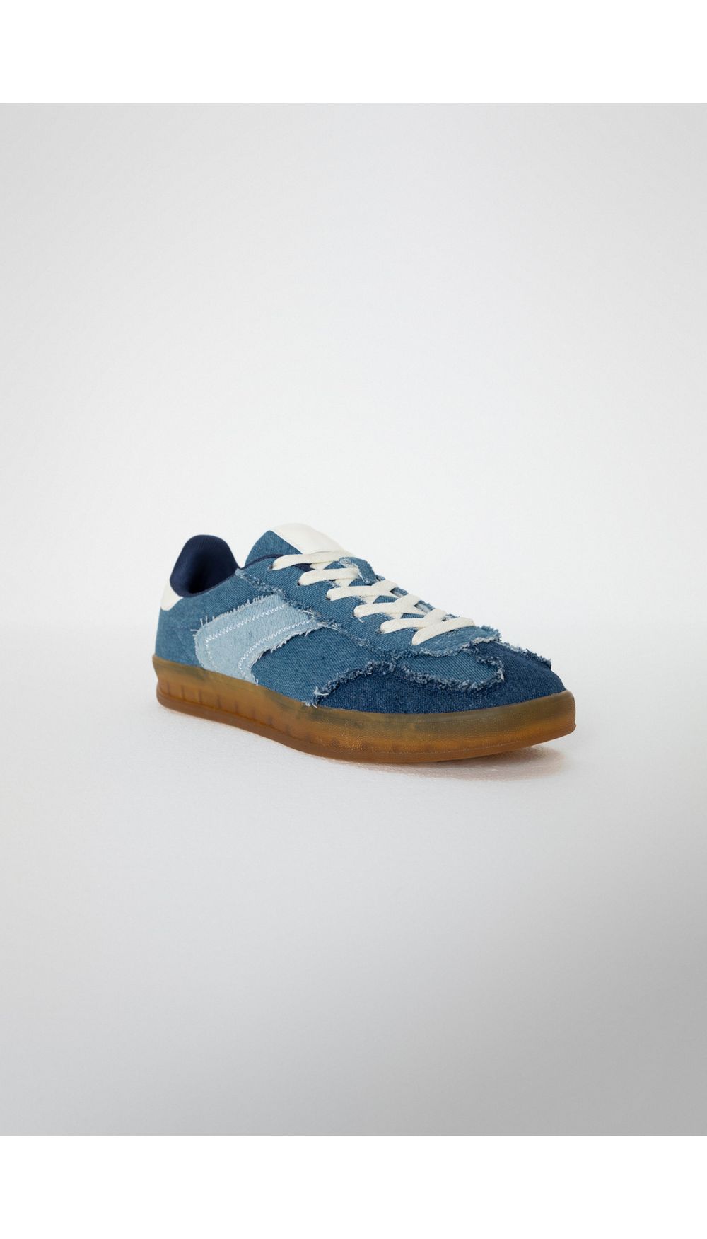 Tenis en denim con cordones