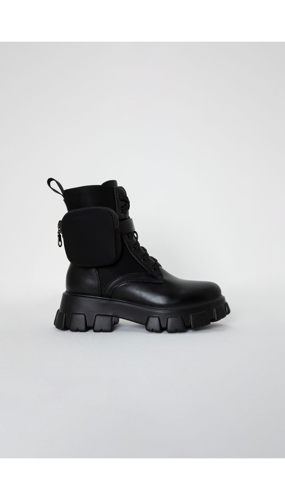 Bota combat con mini bolso en lateral