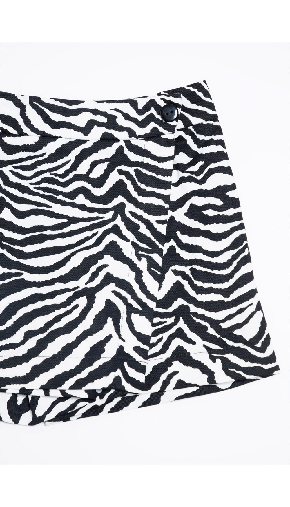 Falda short con boton